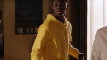 The hoody yellow Souleymane Miriel (Dembo Camilo) in Tomorrow belongs to us Season 1 Episode 686