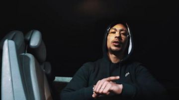 The hoodie black Lacoste worn by Maes in his clip Pure (Rapelite)