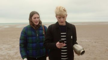 Chaqueta de George (Charlotte Ritchie) azul y verde escocesa estampada en Feel Good (S01E04)