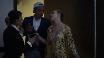 The long dress yellow flowers with golden details of Carla (Ester Expósito) in Elite (S03E04)