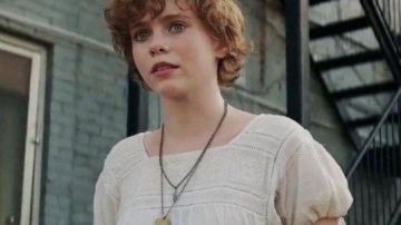 La cima de Beverly Marsh (Sophia Lillis) en It - Capítulo 1
