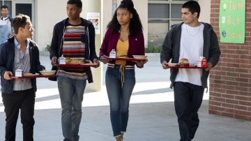 Blanc chemise à manches longues portées par Cesar Diaz (Diego Tinoco) Sur Mon Bloc (S03E03)