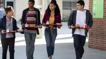 Blanc chemise à manches longues portées par Cesar Diaz (Diego Tinoco) Sur Mon Bloc (S03E03)