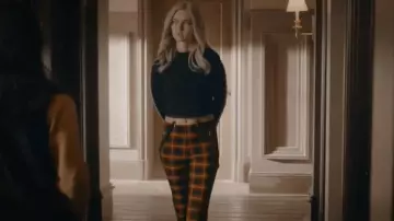 La pantalon tartan orange et bretelles porté par Lizzie Saltzman (Jenny Boyd) dans la série Legacies