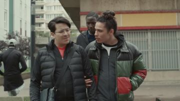 La chaqueta de plumón andrea Crews negra, verde y roja de Apash (Hatik) en la serie Validated (S01E02)