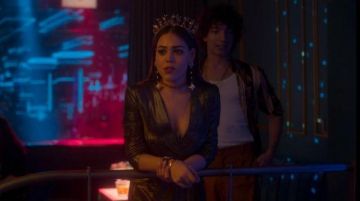 La robe en argent portée par Lu (Danna Paola) dans la série Élite (S00E00)