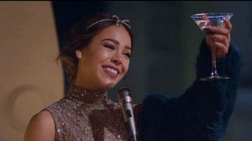 Le bandeau avec un nœud en cristal de Lu (Danna Paola) dans la série Élite (S00E00)