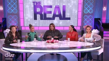 Derek lam 10 crosby Flo­ral High-Rise Cropped Pants worn by Jeannie Mai on The Real March 19, 2020