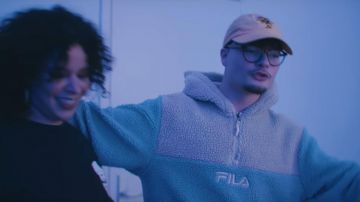 Le sweatshirt sherpa à capuche Fila bleu clair et beige porté par Guizzi dans son clip CHÉ PAS (feat. Eddy Ape)