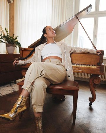 Gold Metallic boots of Alicia Keys on the Instagram account @aliciakeys