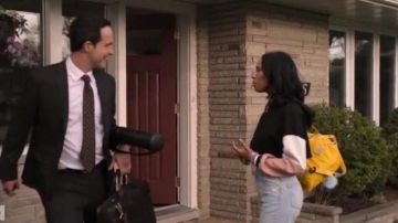 Noir et blanc sweat-shirt porté par Addy Hanlon (Herizen Guardiola) à Oser Me (S01E02)