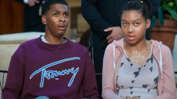 Violet Sweat-shirt porté par Jamal Turner (Brett Gris) Sur Mon Bloc-Saison 3 Épisode 1