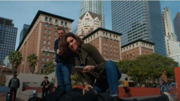 Chaqueta de ante Olive Biker usada por Kensi Blye (Daniela Ruah) en NCIS: Los Angeles Temporada 11 Episodio 18