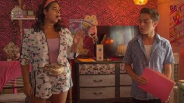 Pantalones cortos de estampado floral usados por Jasmine (Jessica Marie Garcia) en On My Block Temporada 3 Episodio 4