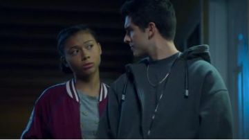 Sudadera con capucha navy usada por César Díaz (Diego Tinoco) en On My Block Temporada 3 Episodio 7