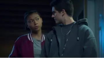 Navy Hoodie, portés par Cesar Diaz (Diego Tinoco) Sur Mon Bloc-Saison 3 Épisode 7