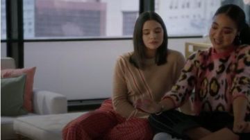 Jambe Pantalon Rouge porté par Jane Sloan (Katie Stevens) dans Le Gras Saison 4 Épisode 9