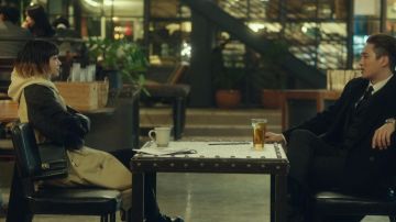 Black Leather Shoul­der Bag worn by Jo Yi Seo (Kim Da-mi) in Itaewon Class Season 1 Episode 9