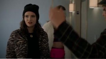 Chaqueta impresa de Jane Sloan (Katie Stevens) en The Bold Type Temporada 4 Episodio 9