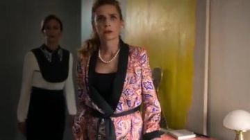 Red Wrap Blaz­er worn by Inspectora (Ainhoa Santamaría) in Elite Season 3 Episode 3