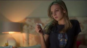 Navy T-shirt worn by Carla (Ester Expósito) in Elite Season 3 Episode 6