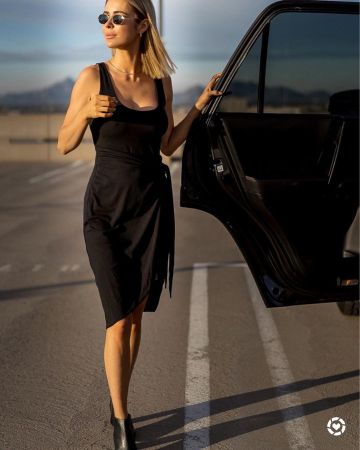 Amantes + amigos Vestido Midi de Candice Mathis en la cuenta de Instagram @collectivelycandice