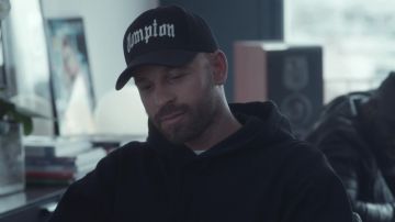 The black hat Compton carried by SNO (Franck Gastambide) in Validated (S01E02)