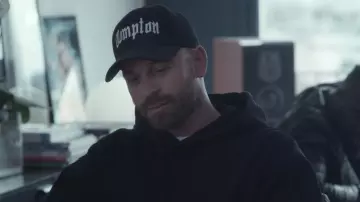 The black hat Compton carried by SNO (Franck Gastambide) in Validated (S01E02)