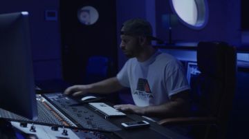 The white t-shirt Urban Outfitters "Atlanta" brought up by SNO (Franck Gastambide) in Validated (S01E02)