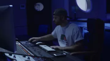 The white t-shirt Urban Outfitters "Atlanta" brought up by SNO (Franck Gastambide) in Validated (S01E02)