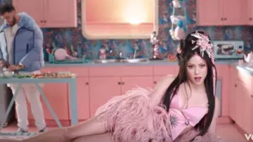 Rose Cut Out Robe par Fausto Puglisi porté par Shakira de Shakira, Anuel AA - Me Gusta (Vidéo Officielle)