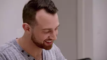 Le tshirt col v bouton gris porté par Cameron dans Love is Blind (S01E06)