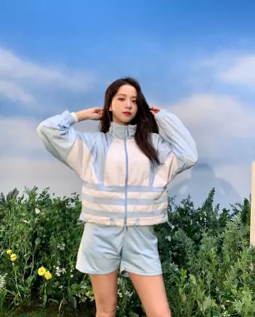 Veste de survêtement Bleue Adidas portée par Jisoo sur le compte Instagram de @sooyaaa__