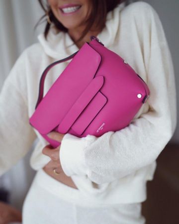 Le sac en cuir rose Le Tanneur de Amélie sur le compte Instagram de @looknatamelie