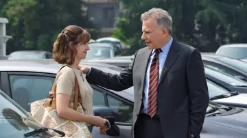 Le top court côtelé avec boutons marron beige de Sarah (Alison Brie) dans Horse Girl