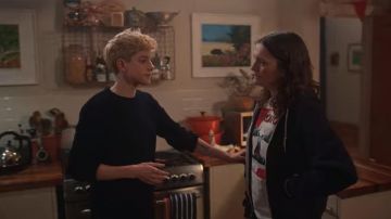 The sweat zip navy blue George (Charlotte Ritchie) in Feel Good (S01E01)