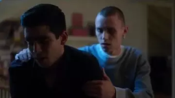 Gray Sweat­shirt worn by Ander (Arón Piper) in Elite Season 3 Episode 6