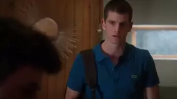 Blue Cot­ton Po­lo worn by Guzmán (Miguel Bernardeau) in Elite Season 3 Episode 6