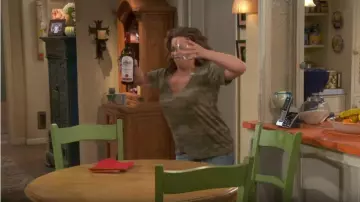V-Neck T-Shirt Green worn by Penelope Alvarez (Justina Machado) in One Day at a Time Season 4