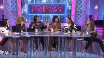 Top de manga larga con recorte en estampado de serpiente usado por Adrienne Bailon en The Real marzo 20, 2020