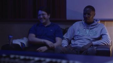 Sweatshirt hoodie grey H&M 'Williamsburg' worn by William (Saidou Camara) in Validated (S01E05)