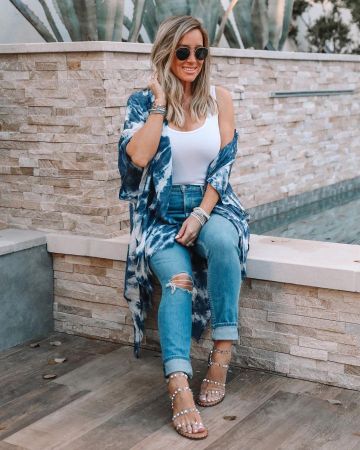 Sandalias con tachuelas transparentes de Kim Blank en la cuenta de Instagram @liveloveblank