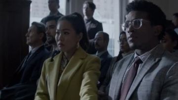 Manteau jaune porté par Mary Hamilton (Nicole Kang) dans Batwoman Saison 1 Épisode 16