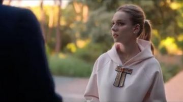 Pink Hood­ie worn by Carla (Ester Expósito) in Elite Season 3 Episode 4