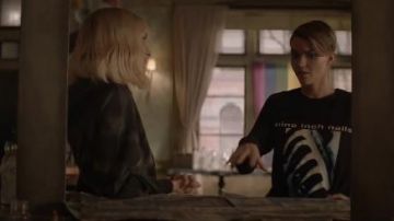 Camiseta de estampado negro usada por Kate Kane (Ruby Rose) en Batwoman Temporada 1 Episodio 16