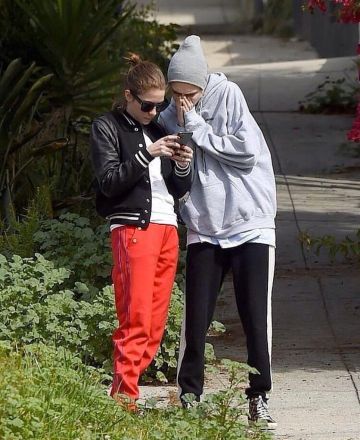 Golden Goose Multicolores Superstar Ponyhair Et Cuir High Top Sneakers porté par Cara Delevingne Los Angeles, le 20 Mars 2020