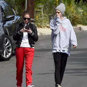 Privé Revaux Amour Valentina par Adriana Lima porté par Ashley Benson Avec Cara Delevingne, 20 Mars 2020