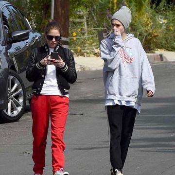 Saint Laurent Teddy Gabardine Bomber usado por Ashley Benson con Cara Delevingne marzo 20, 2020