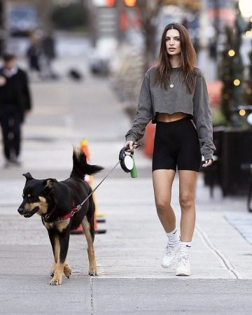 Innamorata Franklin Shorts portés par Emily Ratajkowski promener Son Chien le 20 Mars 2020
