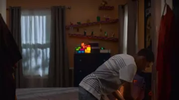 Lampe Tetris de Jamal Turner (Brett Gray) dans On My Block (S01E06)